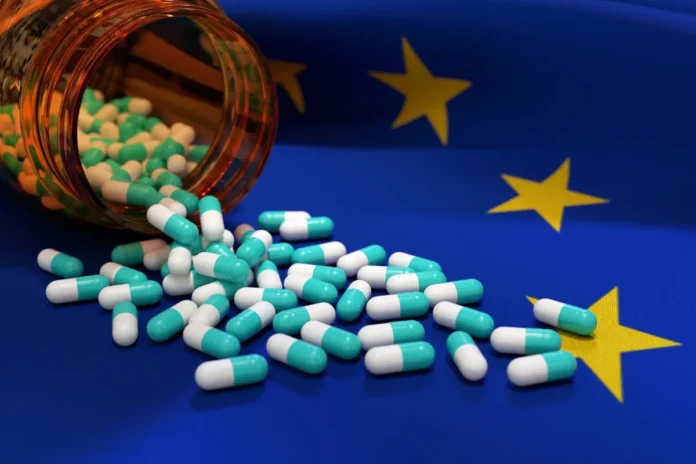 Kapseln vor EU-Flagge symbolisieren die geplante Stärkung der Arzneimittelproduktion in Europa