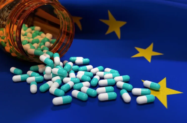 Kapseln vor EU-Flagge symbolisieren die geplante Stärkung der Arzneimittelproduktion in Europa