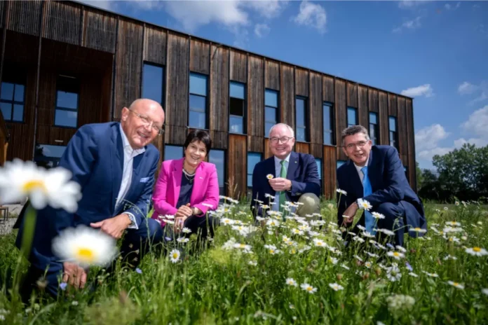 Vertreter von BOKU University, Bionorica, Land Niederösterreich und Stadt Tulln vor dem geplanten Standort des Instituts für Phytopharmazie