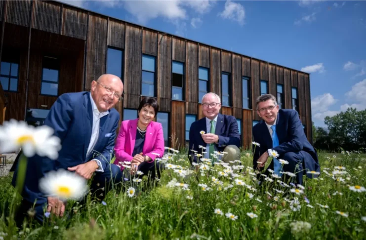 Vertreter von BOKU University, Bionorica, Land Niederösterreich und Stadt Tulln vor dem geplanten Standort des Instituts für Phytopharmazie