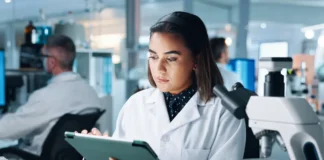 Pharmazeutin arbeitet in einem Forschungslabor an klinischen Studien zur Entwicklung neuer Arzneimittel