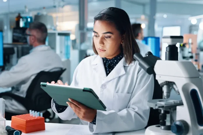 Pharmazeutin arbeitet in einem Forschungslabor an klinischen Studien zur Entwicklung neuer Arzneimittel