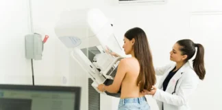 Patientin bei einer Mammografie zur Früherkennung von Brustkrebs und Herz-Kreislauf-Erkrankungen