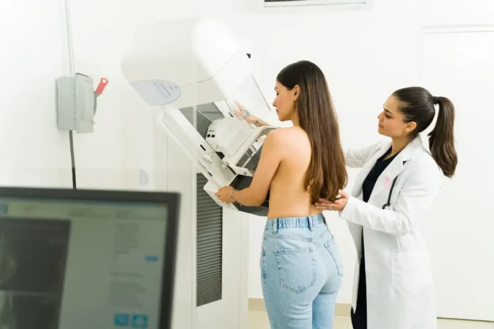 Patientin bei einer Mammografie zur Früherkennung von Brustkrebs und Herz-Kreislauf-Erkrankungen