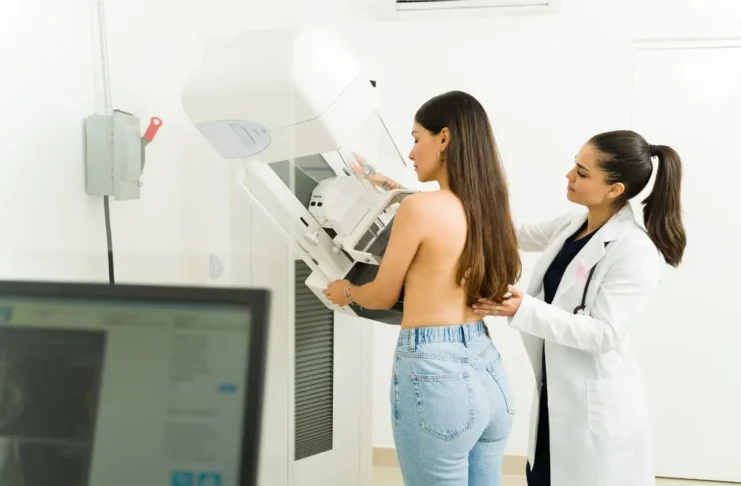 Patientin bei einer Mammografie zur Früherkennung von Brustkrebs und Herz-Kreislauf-Erkrankungen
