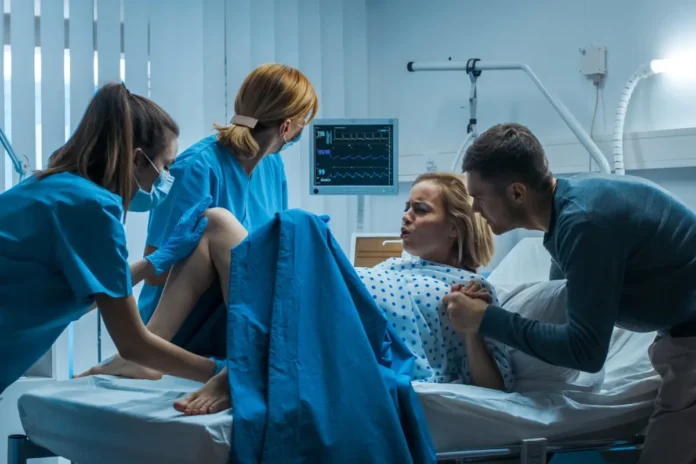 Geburtsszene in einem Krankenhaus als Symbolbild für Forschung zu Geburtskomplikationen bei Menschen und Säugetieren