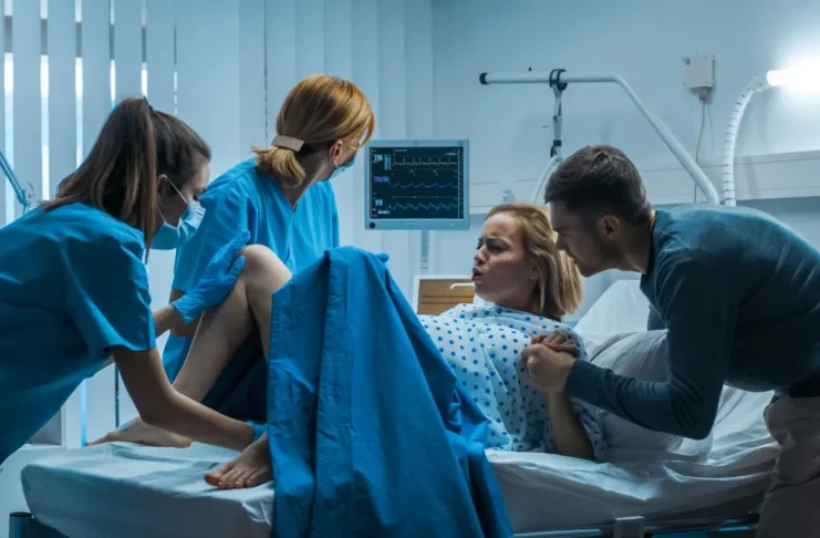Geburtsszene in einem Krankenhaus als Symbolbild für Forschung zu Geburtskomplikationen bei Menschen und Säugetieren