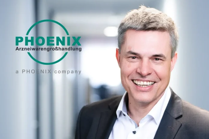 Porträt von Mag. Thomas Brosch vor PHOENIX-Logo, künftiger Managing Director von PHOENIX Österreich