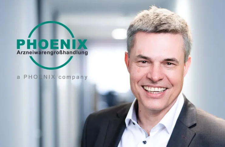 Porträt von Mag. Thomas Brosch vor PHOENIX-Logo, künftiger Managing Director von PHOENIX Österreich