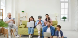 Familie nutzt digitale Geräte – Studie untersucht problematische Internetnutzung und Kontrollverlust im Netz