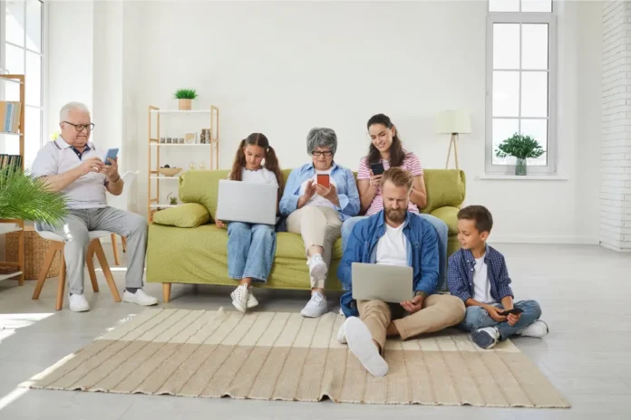 Familie nutzt digitale Geräte – Studie untersucht problematische Internetnutzung und Kontrollverlust im Netz