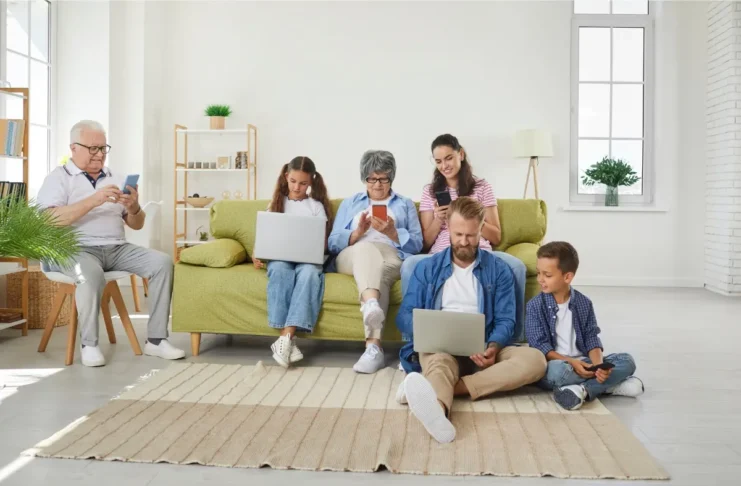 Familie nutzt digitale Geräte – Studie untersucht problematische Internetnutzung und Kontrollverlust im Netz