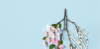 Darstellung einer Lunge aus Blüten und Zigaretten zum Thema Rauchen und Nikotinabhängigkeit