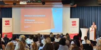 Mag.pharm. Karoline Sindelar eröffnet den APOkongress 2026 in Pörtschach vor rund 330 Apothekerinnen und Apothekern