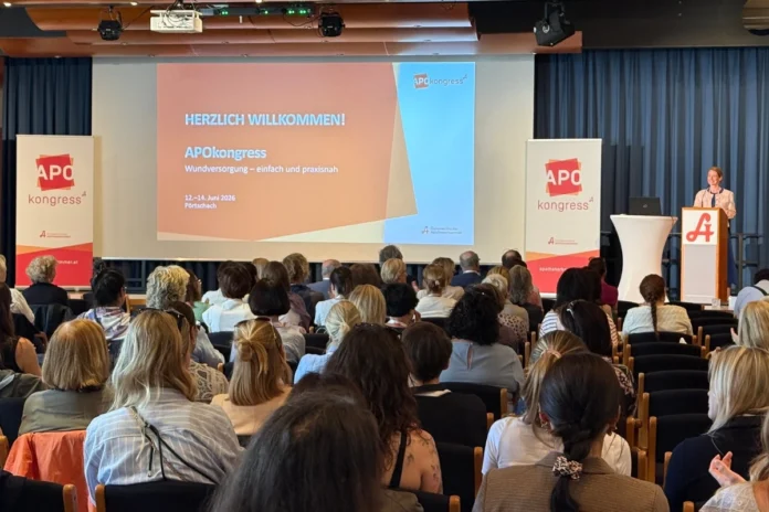 Mag.pharm. Karoline Sindelar eröffnet den APOkongress 2026 in Pörtschach vor rund 330 Apothekerinnen und Apothekern