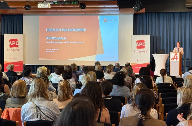 Mag.pharm. Karoline Sindelar eröffnet den APOkongress 2026 in Pörtschach vor rund 330 Apothekerinnen und Apothekern