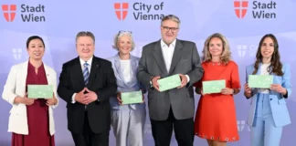Vertreterinnen und Vertreter der Stadt Wien präsentieren das neue Darmkrebs-Screening mit kostenlosem FIT-Test für zuhause.