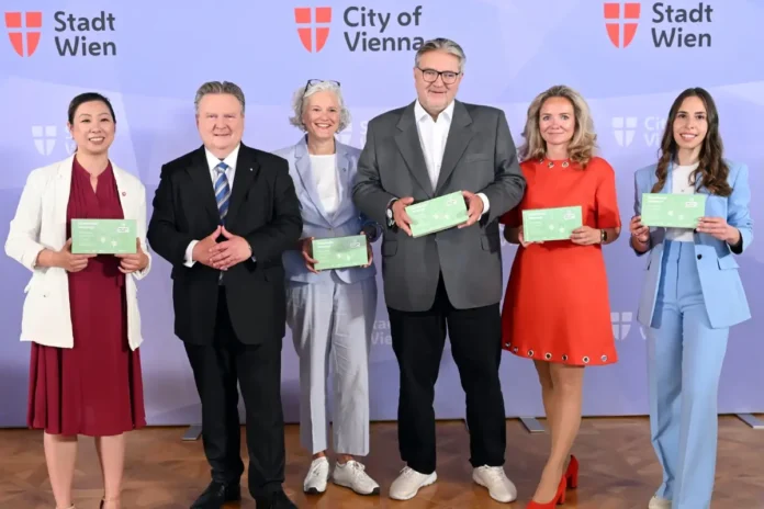 Vertreterinnen und Vertreter der Stadt Wien präsentieren das neue Darmkrebs-Screening mit kostenlosem FIT-Test für zuhause.