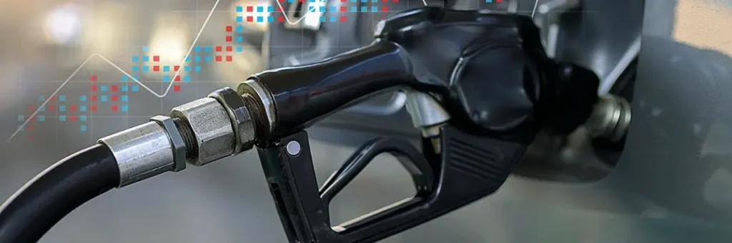Zapfpistole an einer Tankstelle als Symbol für steigende Dieselpreise und höhere Transportkosten im Arzneimittel-Großhandel.