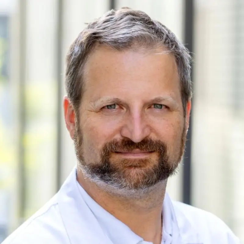 Porträt von Dr. Maximilian Hochmair, Pneumologe und Mitautor internationaler Studien zu seltenen Lungenkrebs-Mutationen.