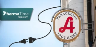 Apothekenschild mit Stromkabel als Symbol für steigende Stromkosten, Energiekosten und Herausforderungen für Apotheken.