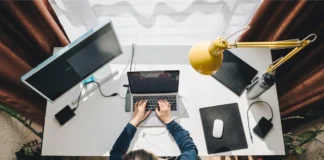 Person arbeitet im Homeoffice an einem Laptop; Studie untersucht mögliche Auswirkungen auf die psychische Gesundheit.