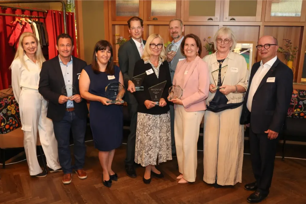 Vertreterinnen und Vertreter der ausgezeichneten Unternehmen bei der Verleihung der IQVIA OTC Mirror Awards 2026 in Wien.