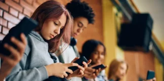 Jugendliche nutzen Smartphones und Kurzvideo-Plattformen wie TikTok, Instagram Reels und YouTube Shorts im Alltag.