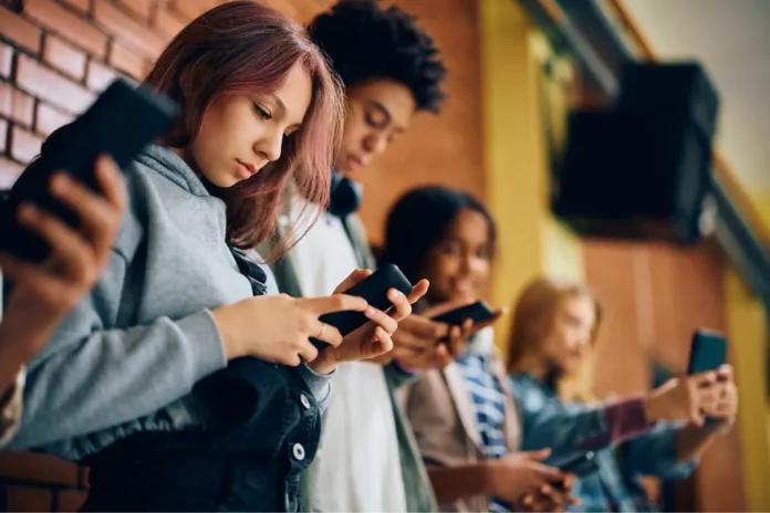 Jugendliche nutzen Smartphones und Kurzvideo-Plattformen wie TikTok, Instagram Reels und YouTube Shorts im Alltag.