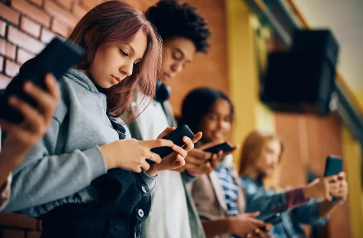 Jugendliche nutzen Smartphones und Kurzvideo-Plattformen wie TikTok, Instagram Reels und YouTube Shorts im Alltag.