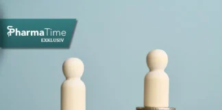 Holzfiguren auf Münzstapeln als Symbol für die Pharmazeutische Gehaltskasse, Apothekenfinanzierung und Verwaltungskosten in Österreich.