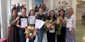 Siegerinnen des PKA Landeslehrlingswettbewerbs Tirol 2026 mit Urkunden und Blumen bei der Siegerehrung in Innsbruck