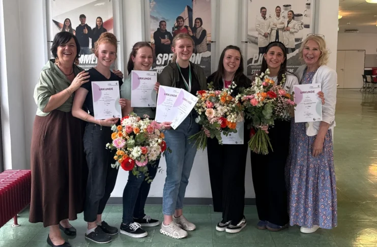 Siegerinnen des PKA Landeslehrlingswettbewerbs Tirol 2026 mit Urkunden und Blumen bei der Siegerehrung in Innsbruck