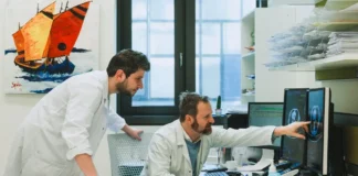 Ärzte analysieren CT-Aufnahmen im Rahmen der Forschung zu seltenen Lungenkrebs-Mutationen an der Klinik Floridsdorf.