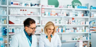 Apothekerin und Apotheker arbeiten gemeinsam in einer öffentlichen Apotheke.