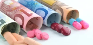 Euro-Banknoten mit verschiedenen Medikamenten als Symbol für die gestiegenen Arzneimittelkosten der Sozialversicherung in Österreich.