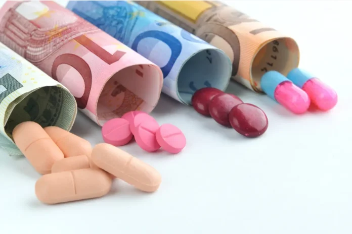 Euro-Banknoten mit verschiedenen Medikamenten als Symbol für die gestiegenen Arzneimittelkosten der Sozialversicherung in Österreich.