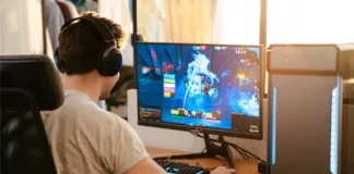 Person spielt ein Videospiel an einem Desktop-PC.