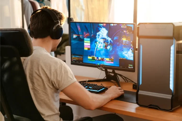 Person spielt ein Videospiel an einem Desktop-PC.