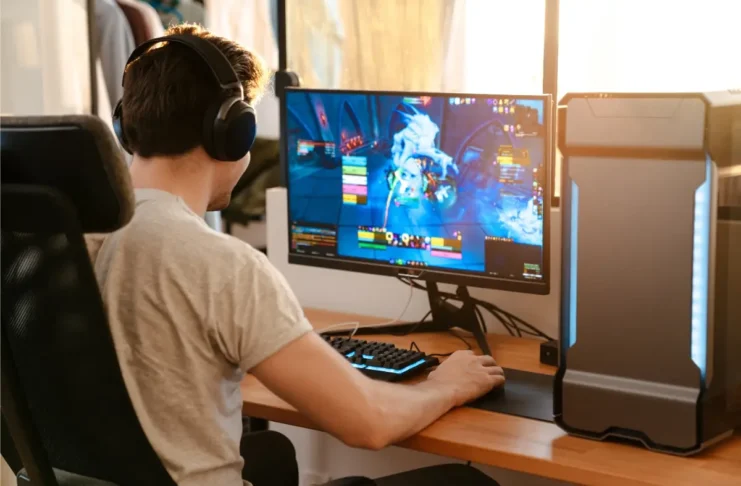 Person spielt ein Videospiel an einem Desktop-PC.