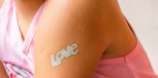 Temporäres Tattoo auf dem Oberarm eines Kindes.