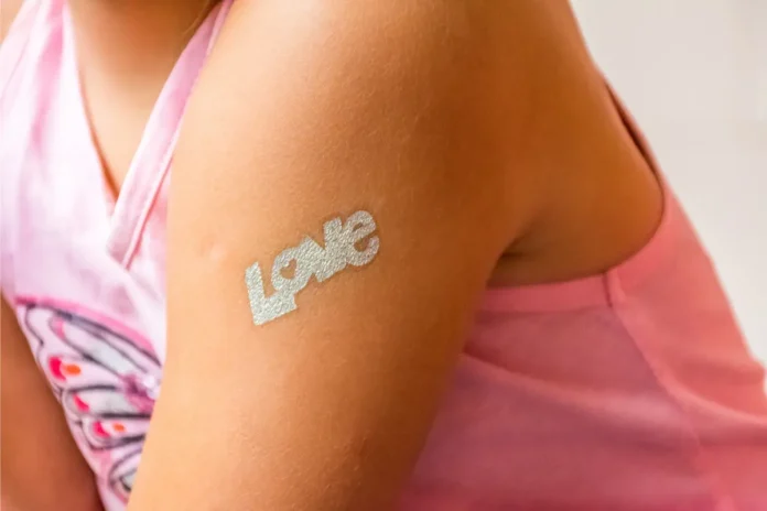 Temporäres Tattoo auf dem Oberarm eines Kindes.