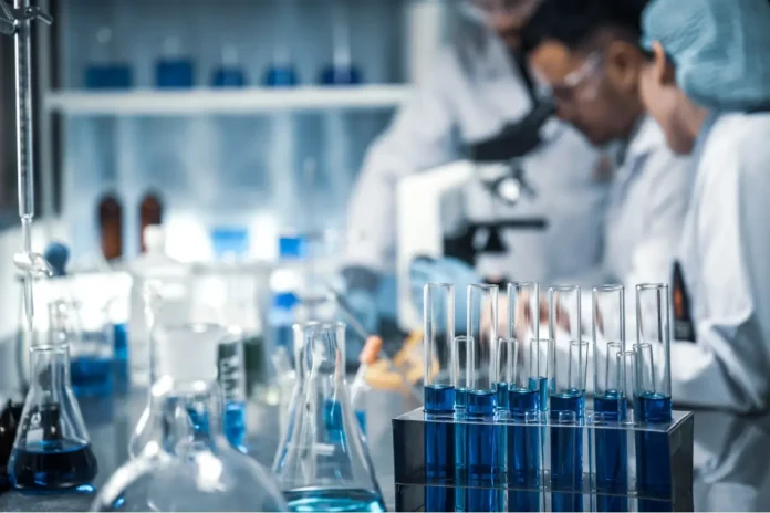 Forschende arbeiten im Labor an der Entwicklung neuer nicht-opioider Schmerzmedikamente.