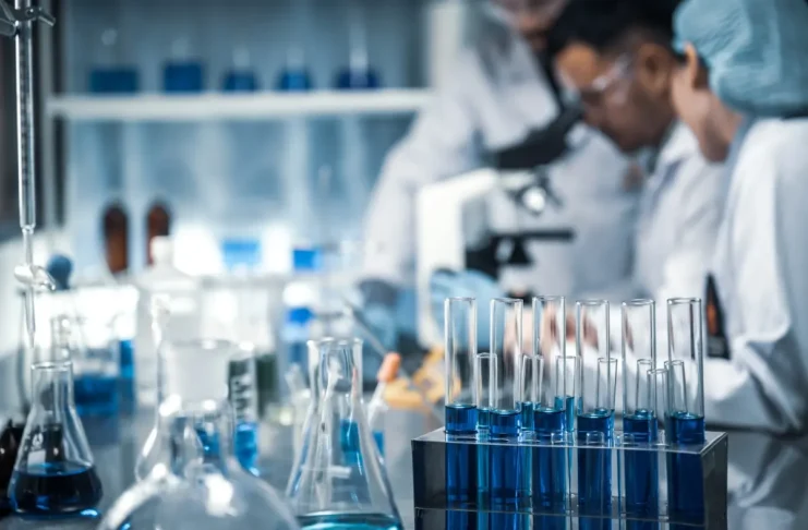 Forschende arbeiten im Labor an der Entwicklung neuer nicht-opioider Schmerzmedikamente.