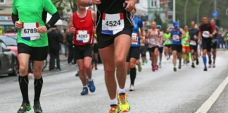 Teilnehmerinnen und Teilnehmer beim Berlin Marathon während eines Straßenrennens.