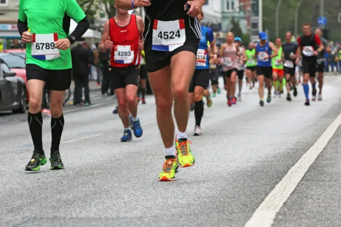 Teilnehmerinnen und Teilnehmer beim Berlin Marathon während eines Straßenrennens.