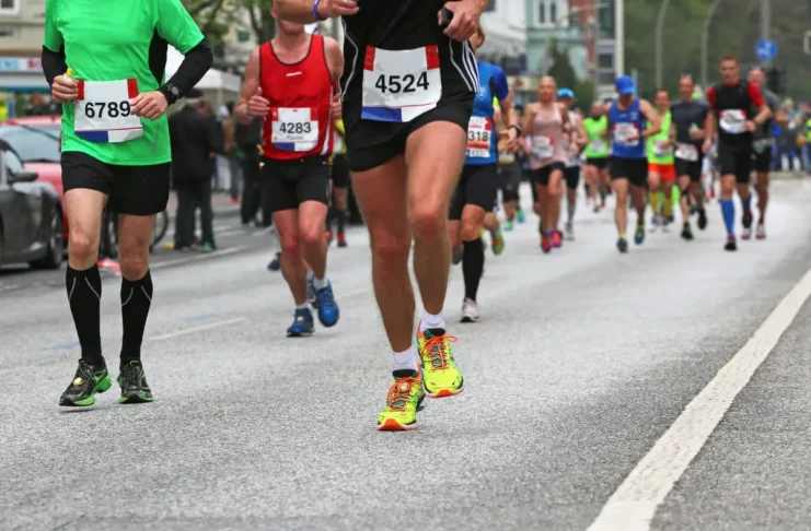 Teilnehmerinnen und Teilnehmer beim Berlin Marathon während eines Straßenrennens.