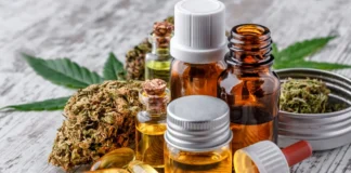 Medizinalcannabis mit Cannabisblüten, Ölfläschchen und Kapseln als Symbolbild für eine Studie zu cannabisbedingten Spitalsaufnahmen in Deutschland.