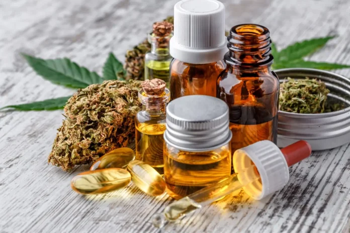 Medizinalcannabis mit Cannabisblüten, Ölfläschchen und Kapseln als Symbolbild für eine Studie zu cannabisbedingten Spitalsaufnahmen in Deutschland.