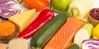 Lebensmittel mit Protein, Omega-3-Fettsäuren und Ballaststoffen als natürliche Quellen verschiedener Longevity-Nährstoffe.